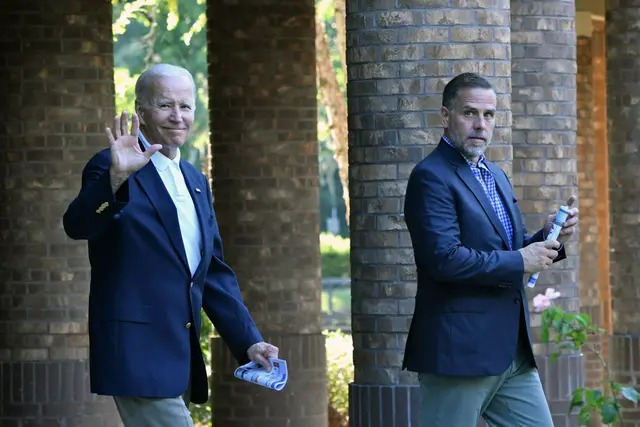 Le président Joe Biden (À gauche) salue son fils Hunter Biden après avoir assisté à la messe à l'église catholique du Saint-Esprit à Johns Island, en Caroline du Sud, le 13 août 2022. (Nicholas Kamm/AFP via Getty Images)