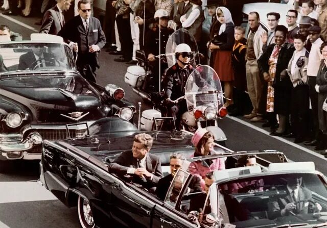 Le cortège des Kennedy traverse le centre-ville de Dallas le 22 novembre 1963, quelques instants avant l'assassinat du président John F. Kennedy. (Bettmann/Corbis)
