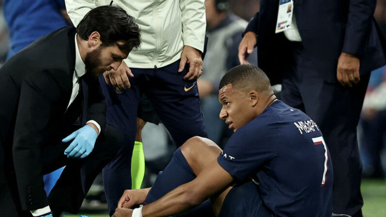 Kylian Mbappé reçoit une assistance médicale après un choc lors du match de football de la L1 française entre le Paris Saint-Germain (PSG) et l'Olympique de Marseille (OM) au stade du Parc des Princes à Paris, le 24 septembre 2023. (Photo : FRANCK FIFE/AFP via Getty Images)