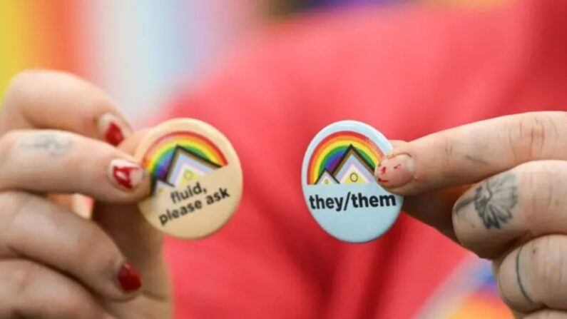Une militante LGBT tient des pin's sur les pronoms de genre sur le campus de l'université du Wyoming à Laramie (Wyo), le 13 août 2022. (Patrick T. Fallon/AFP via Getty Images)
