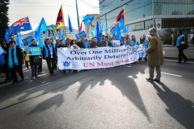 Des Ouïghours et des Tibétains manifestent contre la Chine communiste devant les bureaux des Nations unies lors de l'examen périodique universel de la Chine par le Conseil des droits de l'homme de l'ONU, à Genève, le 6 novembre 2018. (Fabrice Coffrini/AFP/Getty Images)