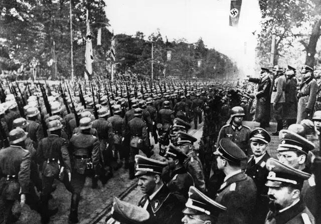 Les troupes allemandes défilent devant Adolf Hitler et les généraux nazis après leur entrée à Varsovie, le 5 octobre 1939. (Keystone/Getty Images)