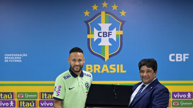 Neymar Jr. reçoit un hommage de la CBF après avoir dépassé Pelé avec 79 buts et être devenu le meilleur buteur de l'équipe nationale brésilienne dans les comptes de la Fifa après un match de qualification pour la Coupe du monde de la FIFA 2026, le 08 septembre 2023 à Belem, au Brésil. (Photo : Pedro Vilela/Getty Images)