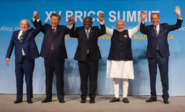 (De gauche à droite) : Le président brésilien Luiz Inacio Lula da Silva, le dirigeant chinois Xi Jinping, le président sud-africain Cyril Ramaphosa, le Premier ministre indien Narendra Modi et le ministre russe des Affaires étrangères Sergueï Lavrov posent pour une photo de groupe lors du sommet des BRICS à Johannesburg, en Afrique du Sud, le 23 août 2023. (Alet Pretorious/AFP via Getty Images)