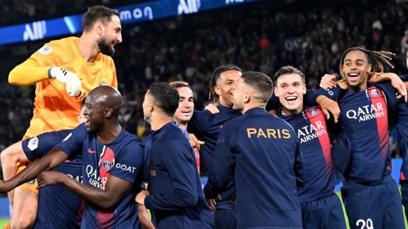 Les joueurs du PSG célèbrent avec les supporters après avoir remporté le match de football de la L1 française entre le Paris Saint-Germain (PSG) et l'Olympique de Marseille (OM) au stade du Parc des Princes à Paris, le 24 septembre 2023. (Photo : BERTRAND GUAY/AFP via Getty Images)
