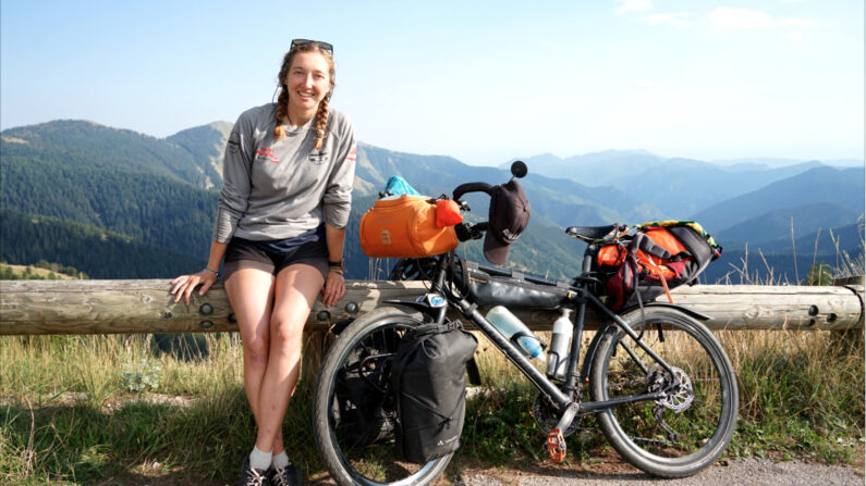 Solène Cheveuil lors d'une précédente expédition du projet Azur dans les Alpes. (Crédit : Projet Azur)