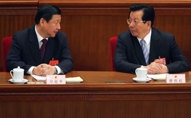 Le dirigeant chinois Xi Jinping s'entretient avec le vice-président Zeng Qinhong avant le début de la troisième session plénière de l'Assemblée populaire nationale, dans le Grand Hall du peuple à Pékin, le 10 mars 2008 (Feng Li/Getty Images).