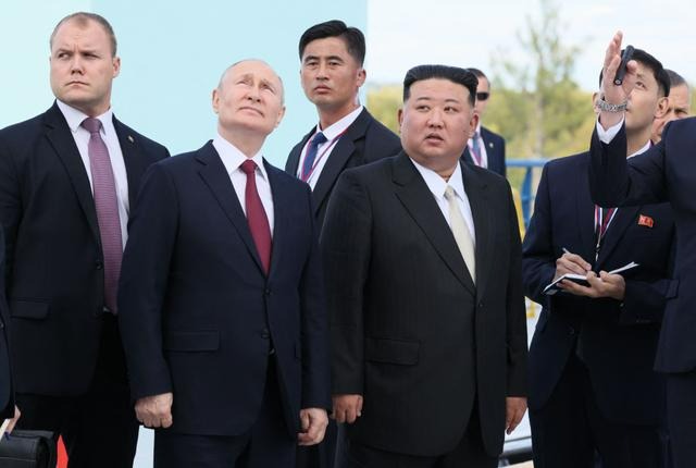 Le président russe Vladimir Poutine (2e à gauche) et le dirigeant nord-coréen Kim Jong Un (2e à droite) visitent le cosmodrome de Vostochny, dans la région de l'Amour, le 13 septembre 2023. (Mikhail Metzel/AFP via Getty Images)