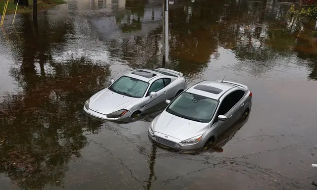 Des voitures sont immobilisées dans les eaux de l'ouragan Idalia après son passage au large, le 30 août 2023 à Tarpon Springs, en Floride. L'ouragan Idalia frappe la région de Big Bend en Floride. (Photo par Joe Raedle/Getty Images)