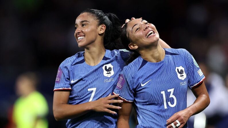 Selma Bacha (à.d) célèbre avec Sakina Karchaoui (à.g) après avoir marqué le deuxième but des Bleues, le 22 septembre 2023.(Photo : FRANCK FIFE/AFP via Getty Images)