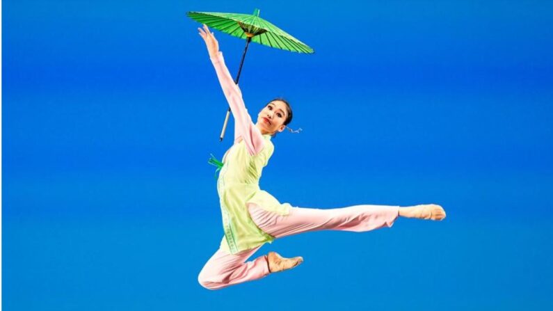 Sophie Shao interprète "Whispers of Spring Rain" lors du tour préliminaire du 10e Concours international de danse classique chinoise de NTD à Purchase, N.Y., le 7 septembre 2023. (Larry Dye)