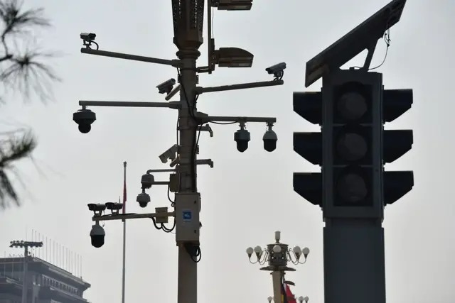Des caméras de surveillance apparaissent dans un coin de la place Tiananmen à Pékin, le 6 septembre 2019. (Greg Baker/AFP via Getty Images)