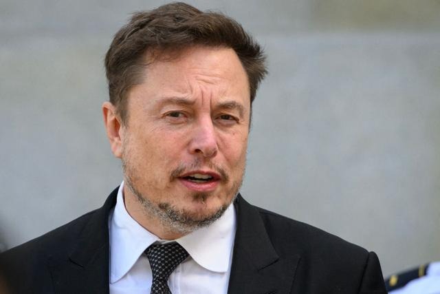 Elon Musk, PDG de X (anciennement Twitter), quitte un forum bipartisan sur l'intelligence artificielle (IA) organisé par le Sénat américain au Capitole de Washington, DC, le 13 septembre 2023. (Mandel Ngan/AFP via Getty Images)