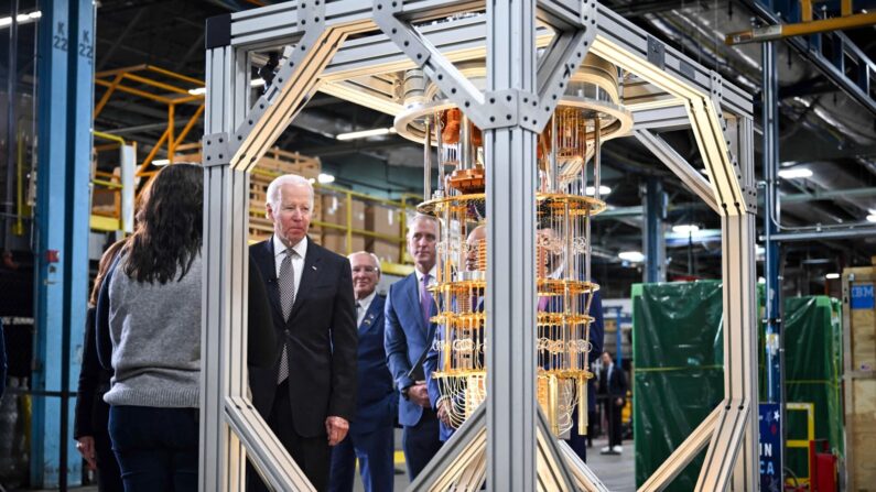 Le président Joe Biden regarde un ordinateur quantique lors d'une visite des installations d'IBM à Poughkeepsie, dans l'État de New York, le 6 octobre 2022. (Mandel Ngan/AFP via Getty Images)