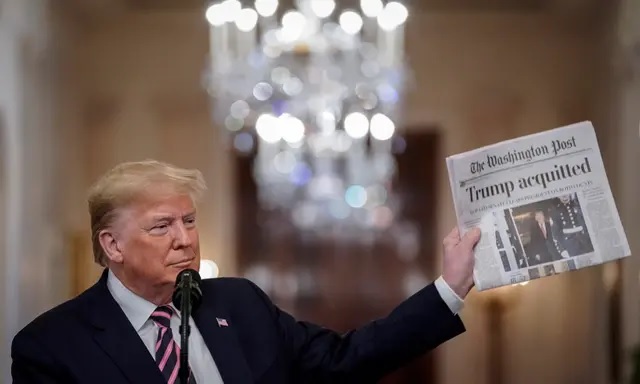 Le président Donald Trump tient une copie du Washington Post alors qu'il s'exprime dans la salle Est de la Maison Blanche, au lendemain de l'acquittement par le Sénat américain de deux chefs d'accusation, à Washington, D.C., le 6 février 2020. (TNS)