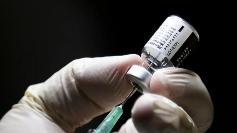 Une dose de vaccin Pfizer/BioNTEch COVID-19 à l'Institut Michener, à Toronto, au Canada, le 14 décembre 2020. (Carlos Osorio/POOL/AFP via Getty Images)