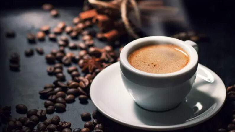 La façon dont le café est préparé a été associée au risque de crise cardiaque et de décès. Une étude a montré que le cholestérol était plus élevé chez les personnes qui buvaient trois à cinq tasses d'espresso par jour. (nerudol/Shutterstock)