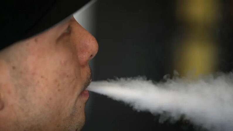 Un homme souffle de la vapeur d'e-cigarette à San Francisco, en Californie, le 23 janvier 2018. (Justin Sullivan/Getty Images)