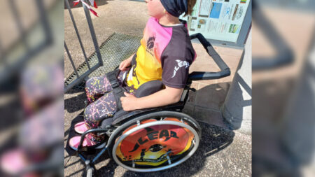 Le rêve de Léa, une jeune fille de 11 ans paraplégique: courir le marathon des JO de Paris en duo avec son père