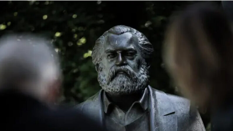 Des visiteurs devant une statue de Karl Marx dans un parc public à Berlin le 4 mai 2018. (Sean Gallup/Getty Images)