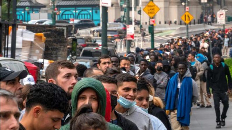Des centaines d'immigrés clandestins font la queue devant le bâtiment fédéral Jacob K. Javits à New York, le 6 juin 2023. (David Dee Delgado/Getty Images)