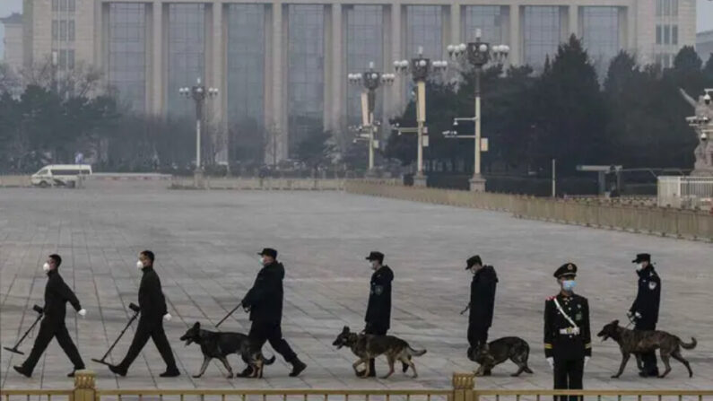 Les autorités procèdent à des contrôles de sécurité sur la place Tiananmen à Pékin, le 10 mars 2022. (Kevin Frayer/Getty Images)