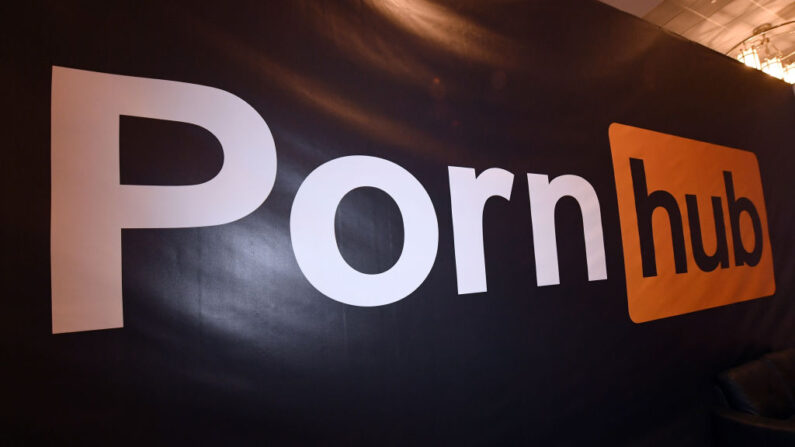 LAS VEGAS, NV - JANUARY 24 : Le logo Pornhub sur le stand de la société à l'AVN 2018 Adult Entertainment Expo au Hard Rock Hotel & ; Casino le 24 janvier 2018 à Las Vegas, Nevada.  (Photo par Ethan Miller/Getty Images)