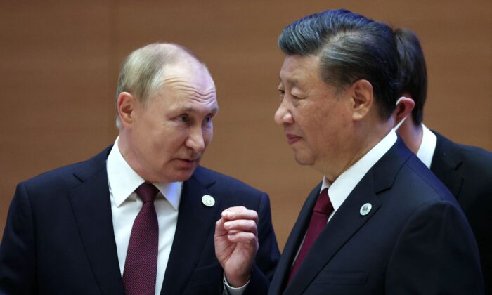 Le président russe Vladimir Poutine s'entretient avec le dirigeant et chef du Parti communiste chinois Xi Jinping lors du sommet des dirigeants de l'Organisation de coopération de Shanghai tenu à Samarkand, en Ouzbékistan, le 16 septembre 2022. (Sergei Bobylov/SPUTNIK/AFP via Getty Images)