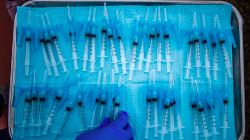 Préparation de doses de vaccin Covid-19 sur un site de vaccination à Los Angeles, le 16 février 2021. (Apu Gomes/AFP via Getty Images)