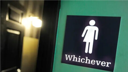Dans un lycée de Pennsylvanie, un entraîneur transgenre se change dans les vestiaires, les élèves choquées