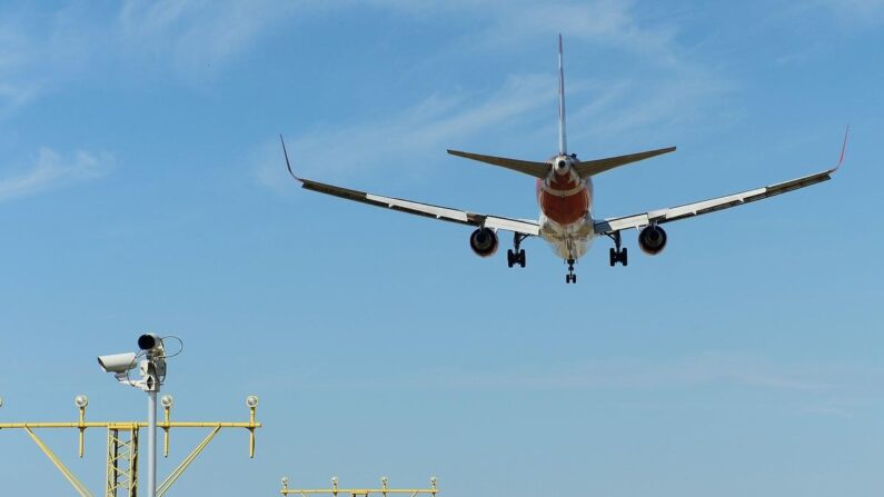 Un avion de la compagnie russe Red Wings se prépare à atterrir sur l'aéroport de Barcelone le 6 juin 2016. (JOSEP LAGO/AFP via Getty Images)