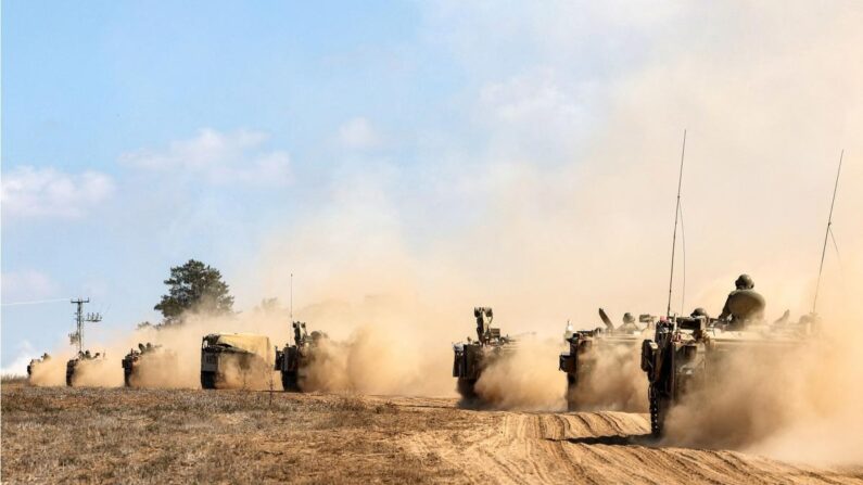 Des chars et des véhicules de l'armée israélienne se déploient le long de la frontière avec la bande de Gaza, dans le sud d'Israël, le 13 octobre 2023. (Jack Guez/AFP via Getty Images)