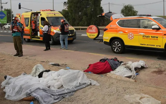 Des corps de civils tués lors des attaques terroristes du Hamas à Sderot, dans le sud d'Israël, le 7 octobre 2023. (Baz Ratner/AFP via Getty Images)