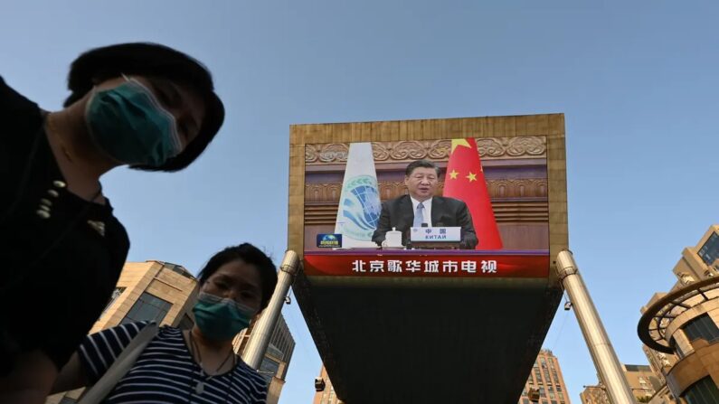 Un écran géant, installé  dans un centre commercial de Pékin, montre des images de Xi Jinping s'adressant virtuellement à la réunion de l'Organisation de coopération de Shanghai, qui se tient en Inde, le 4 juillet 2023. Le 7 juillet, M. Xi a exhorté les dirigeants de la Russie, de l'Iran et d'autres États membres de l'Organisation de coopération de Shanghai à renforcer leurs liens et à résister aux sanctions. (Greg Baker/AFP via Getty Images)