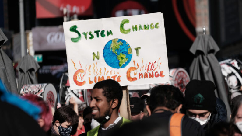 Des militants contre le changement climatique brandissent des pancartes lors d'une manifestation pour le climat à Los Angeles, le 24 mai 2019. (Frederic J. Brown/AFP via Getty Images)