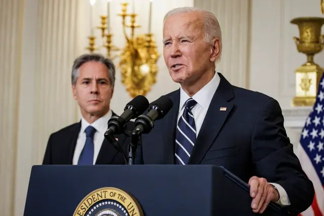 Le président Joe Biden s'exprime sur les attaques terroristes en Israël aux côtés du secrétaire d'État Antony Blinken dans la salle à manger de la Maison-Blanche à Washington, le 7 octobre 2023. (Samuel Corum/Getty Images)