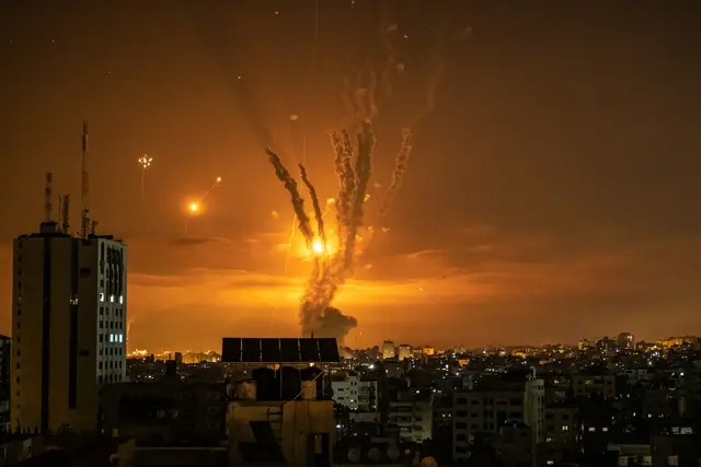 Des roquettes sont lancées vers Israël depuis le nord de la bande de Gaza, dans la ville de Gaza, le 14 mai 2021. (Fatima Shbair/Getty Images)