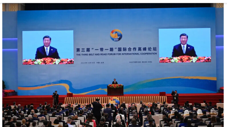 Le dirigeant chinois Xi Jinping prononce un discours lors de la cérémonie d'ouverture du troisième forum de "l’Initiative Ceinture et Route" au Grand palais du Peuple à Pékin, le 18 octobre 2023. (Pedro Pardo/AFP via Getty Images)