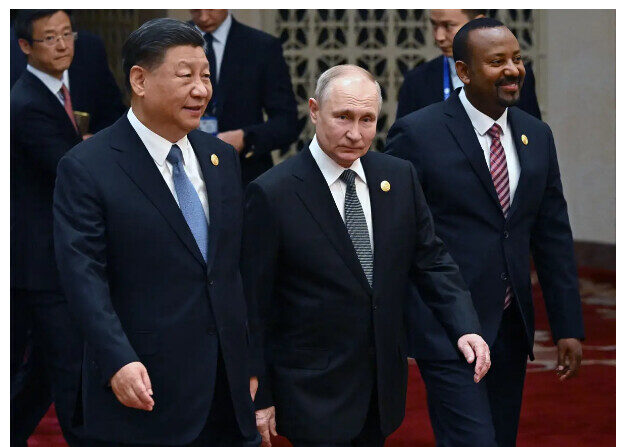Vladimir Poutine et Xi Jinping se rendent à une séance de photos de groupe lors du troisième forum de «l’Initiative Ceinture et Route» au Grand palais du Peuple à Pékin, le 18 octobre 2023. (Grigory Sysoyev/Pool/ AFP via Getty Images)