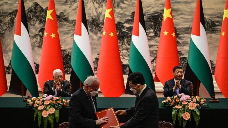 Le ministre palestinien des Affaires étrangères Riyad Al-Maliki (Devant à gauche) assiste à une cérémonie de signature avec le ministre chinois des Affaires étrangères de l'époque, Qin Gang (Devant à droite), sous les applaudissements du président palestinien Mahmoud Abbas (Derrière à gauche) et du dirigeant chinois Xi Jinping (Derrière à droite) au Grand Hall du Peuple à Pékin, le 14 juin 2023. (Jade Gao/Pool/Getty Images)