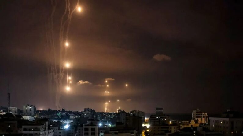 Des roquettes tirées par le Hamas depuis la ville de Gaza sont interceptées par le système de défense israélien Iron Dome, le 7 octobre 2023. (Mohammed Abed/AFP via Getty Images)