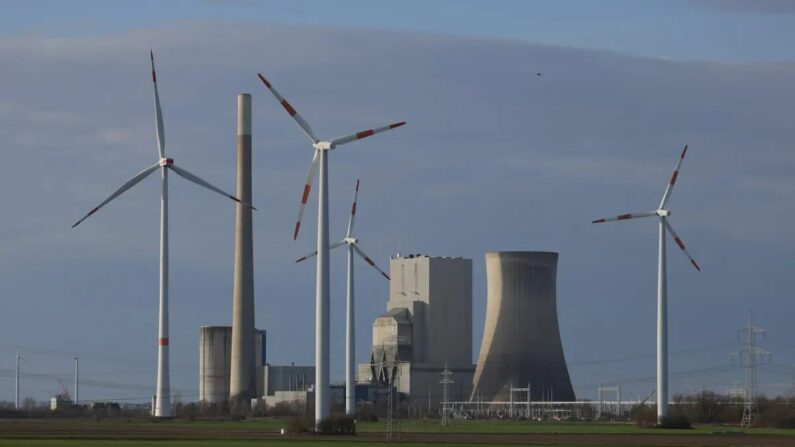 Des éoliennes tournent près de la centrale électrique au charbon de Mehrum, en Allemagne, le 14 février 2022. (Sean Gallup/Getty Images)
