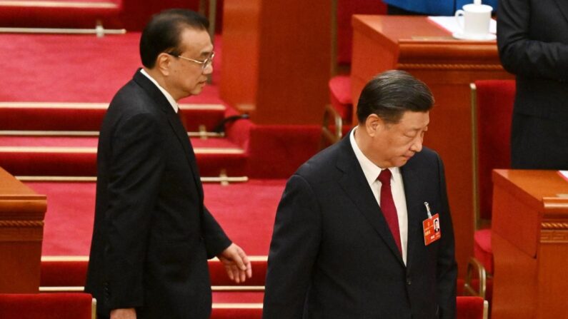 Le dirigeant chinois Xi Jinping (à droite) et l'ancien premier ministre Li Keqiang arrivent pour la session de clôture de l'Assemblée populaire nationale (APN) au Grand Hall du Peuple à Pékin, le 13 mars 2023. (Noel Celis/POOL/ AFP via Getty Images)