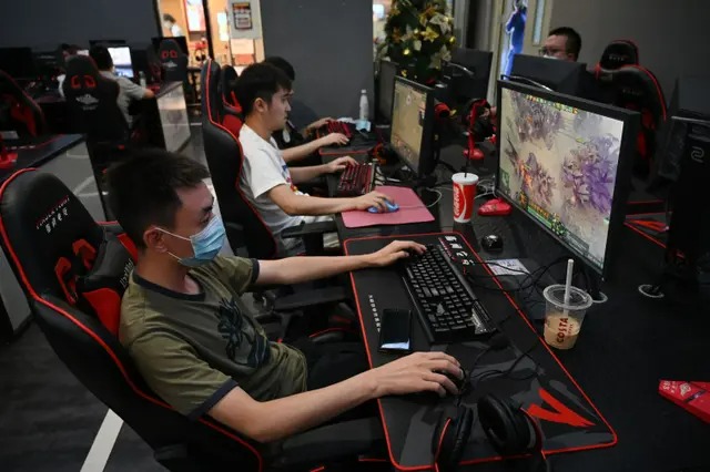 Des gens jouent à des jeux vidéo dans un cybercafé à Pékin le 10 septembre 2021. (Greg Baker/AFP via Getty Images)