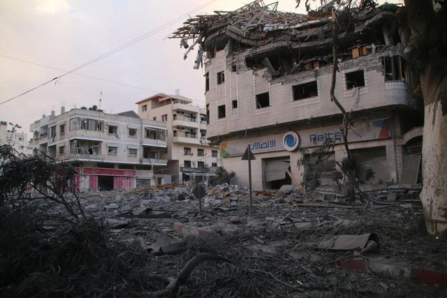 Bâtiments endommagés par les frappes aériennes israéliennes dans la ville de Gaza, le 09 octobre 2023. (Ahmad Hasaballah/Getty Images)