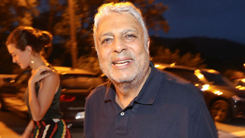 Le chanteur Gaston Ghrenassia connu sous son nom de scène Enrico Macias,  au festival de Ramatuelle, le 11 août 2019. (Photo VALERY HACHE/AFP via Getty Images)