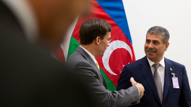 Le ministre de la Défense de l'Azerbaïdjan Zakir Hasanov (à dr.) a annoncé lundi le début d'exercices militaires avec la Turquie. (Photo VIRGINIA MAYO/POOL/AFP via Getty Images)