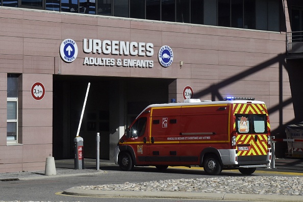 Un véhicule de secours des pompiers entre dans le service des urgences de l'hôpital de Perpignan.  (RAYMOND ROIG/AFP via Getty Images)
