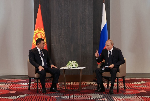 Le président russe Vladimir Poutine rencontre son homologue kirghize Sadyr Japarov à Samarkand (Ouzbékistan), le 15 septembre 2022. (Photo ALEXANDR DEMYANCHUK/SPUTNIK/AFP via Getty Images)