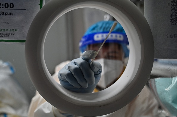 Un centre de test du coronavirus Covid-19 à Shanghai, le 7 décembre 2022. Illustration. (Photo HECTOR RETAMAL/AFP via Getty Images)